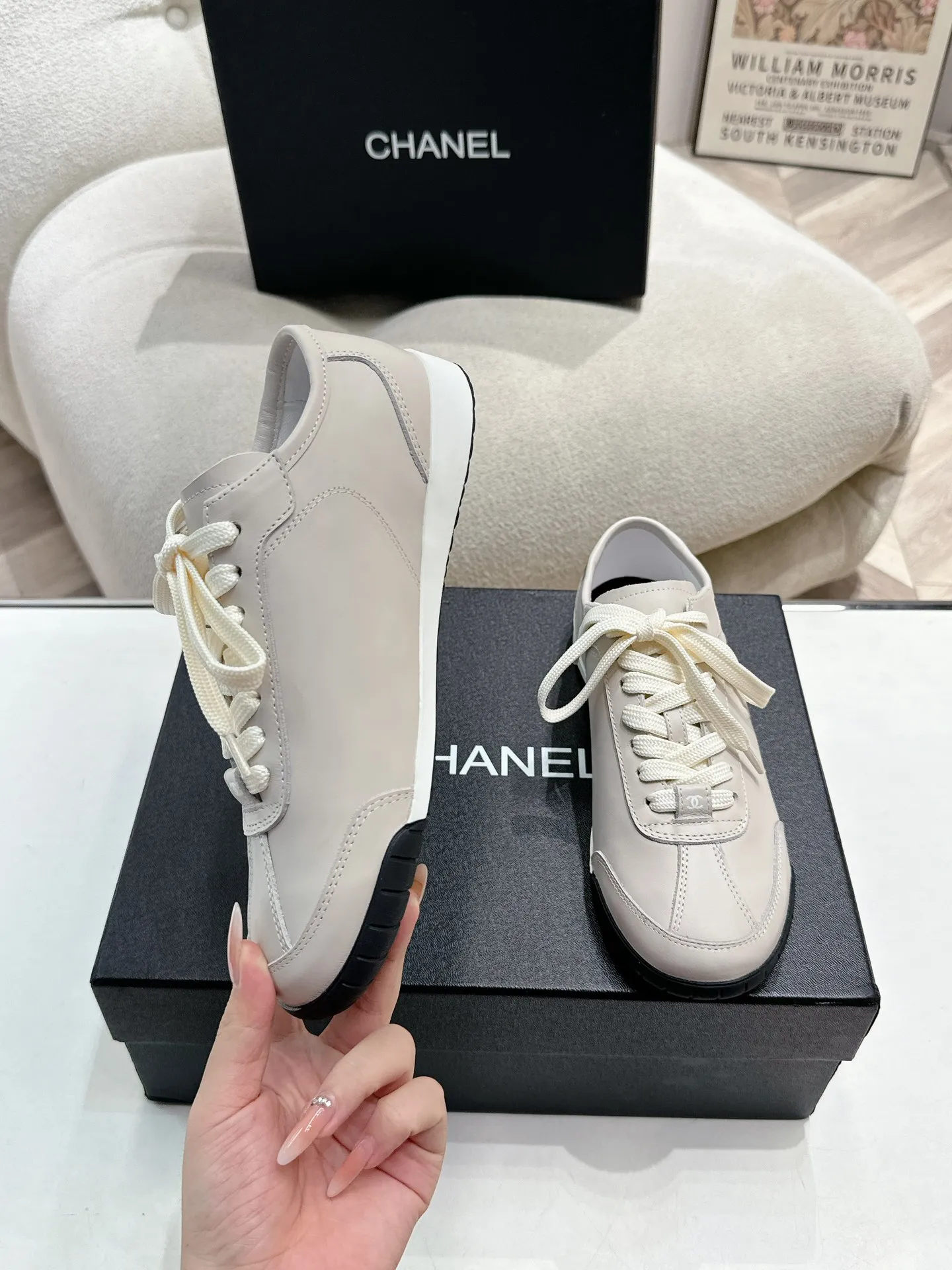 👟👟Ex-factory price 560👟👟 Chanel Grandma 2024 counter top casual sports shoes This classic design; the upper is electro-embroidered with a variety of techniques; the outsole is fashionable and sporty; it is unusual to incorporate a variety of color matching elements... The diversified mix and match is very good-looking and versatile, casual, fashionable, sports and outdoor can be taken into account... ꫛꫀꪝ Go➫ Material: ❶Upper is made of: Original imported high silk cow suede + small fragrance fabric ❷Inner lining: original imported breathable sheepskin lining ❸Outsole based on: original TPU combination outsole Special counter boutique packaging complete set for women 35–41